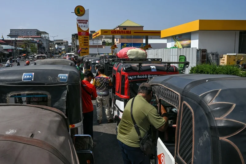 الحرب تشعل أسعار المحروقات عالميًا .. وخبير يحذر من موجة قياسية جديدة