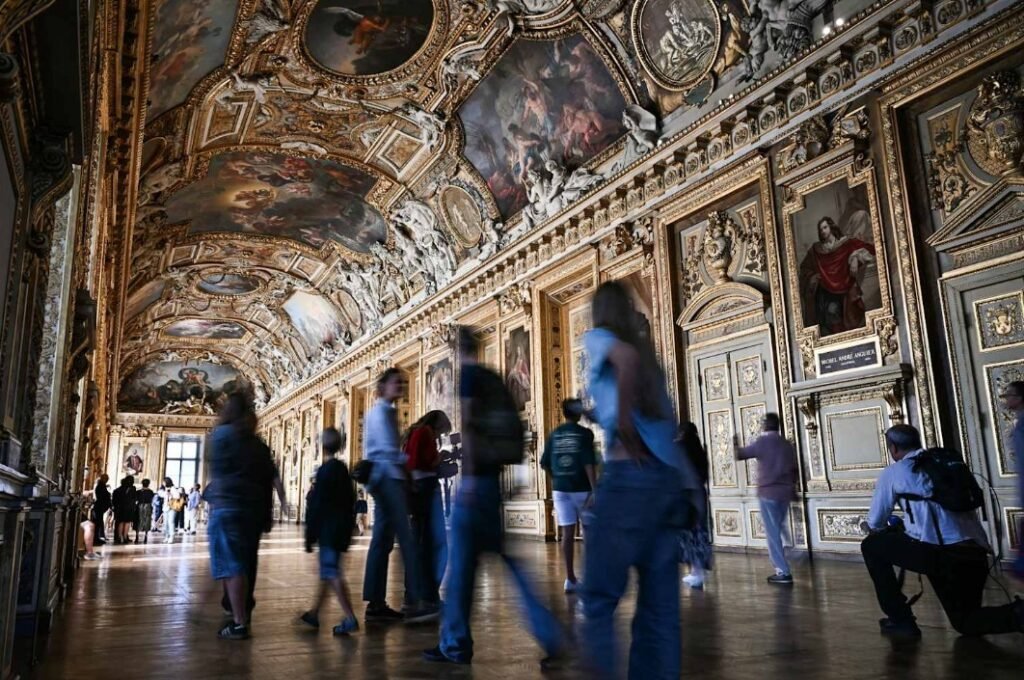 Le Louvre rouvre la Galerie d'Apollon après le vol historique des joyaux