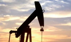 L’OPEP+ accélère le retour de sa production malgré la baisse du pétrole
