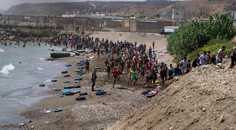 الهجرة غير النظامية, سبتة, إسبانيا, بيدرو سانشيز, وزارة الداخلية الإسبانية