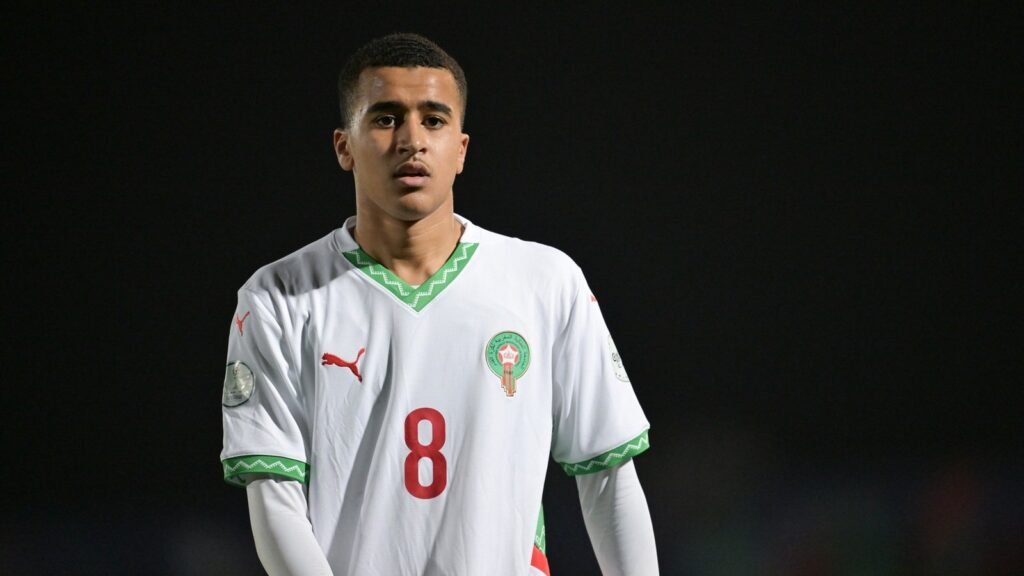 Jeune joueur en maillot blanc du Maroc numéro 8 lors d'un match