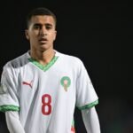 Jeune joueur en maillot blanc du Maroc numéro 8 lors d'un match
