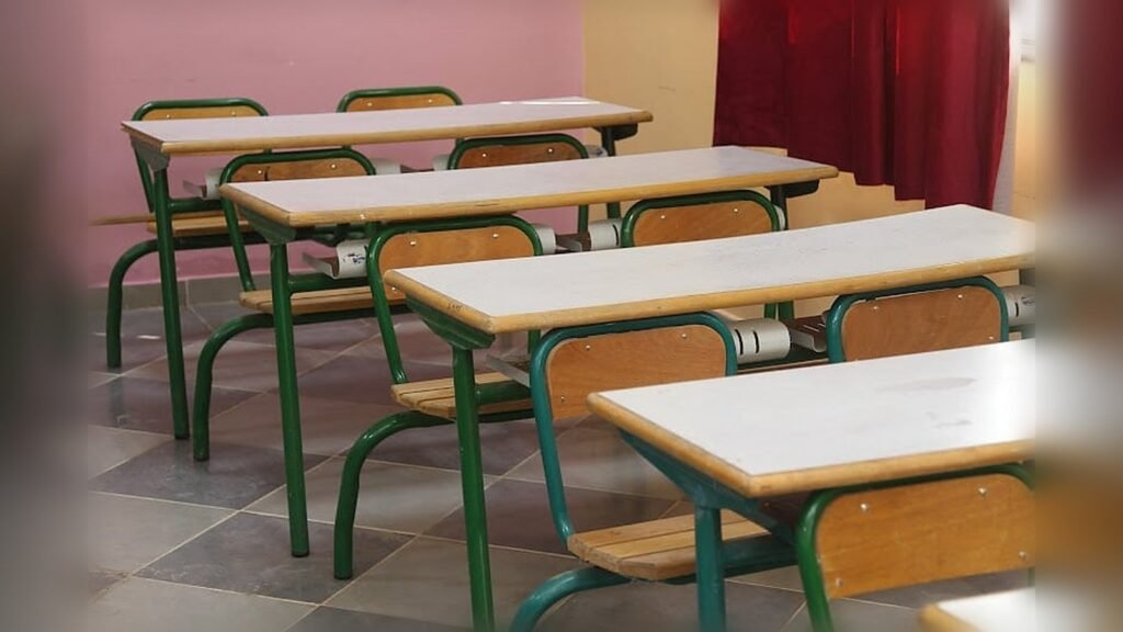 مقاعد دراسية خضراء وبيضاء فارغة في فصل مدرسي