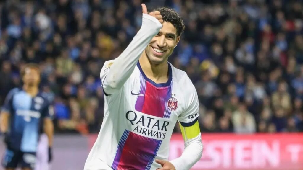 لاعب PSG أشرف حكيمي يرتفع يده مبتسماً أثناء المباراة