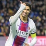 لاعب PSG أشرف حكيمي يرتفع يده مبتسماً أثناء المباراة
