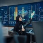 امرأة ترتدي ملابس سوداء تتفاعل مع عروض بيانية ثلاثية الأبعاد