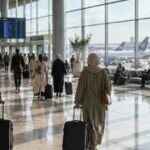 Voyageurs marchant dans un hall d'aéroport marocain près des portes d'embarquement