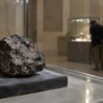 Meteorito lunar exhibido en vitrina del museo de meteoritos de Agadir