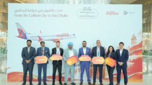 Funcionarios ante la aeronave de Air India Express en ceremonia de expansión