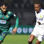 Partido de fútbol con jugador en camiseta verde y jugador en camiseta blanca compitiendo