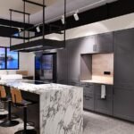 Showroom Aviva avec îlot marbre, cabinetry grise et design contemporain