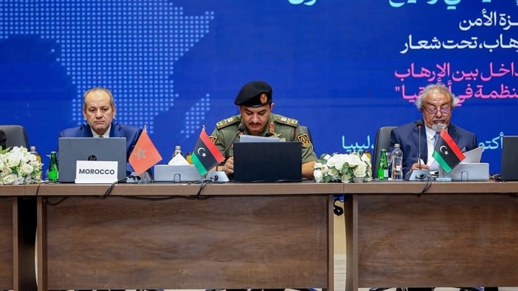 مسؤولون مغاربة وليبيون يجلسون على طاولة المؤتمر خلال اجتماع أمني