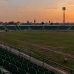 ملعب مغربي فارغ عند الغسق قبل مباراة البطولة الاحترافية
