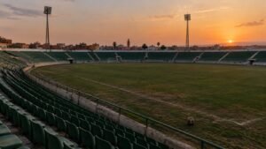 Stade marocain vide au crépuscule avant un match de Botola Pro
