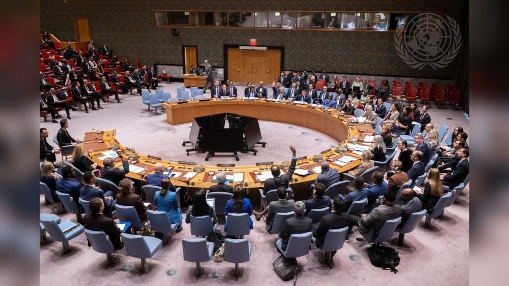 Miembros del Consejo de Seguridad de las Naciones Unidas votando en la sala del Consejo en Nueva York
