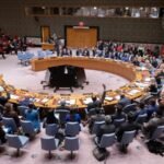 Miembros del Consejo de Seguridad de las Naciones Unidas votando en la sala del Consejo en Nueva York