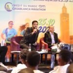 خمسة متحدثين جالسين على المسرح في مؤتمر صحفي لماراثون الدار البيضاء