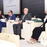 أربعة متحدثين حول طاولة نقاش في جلسة المجلس الاقتصادي والاجتماعي والبيئي