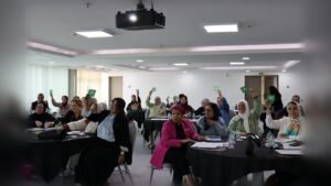 مشاركات يرفعن أيديهن أثناء ورشة تدريبية حول ريادة الأعمال