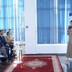 مسؤولة تتحدث أمام حضور رسمي بمناسبة إطلاق خدمة جديدة للتقاعد