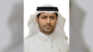 صورة رسمية لرجل يرتدي الثوب والعقال الأبيض والأسود