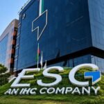 Immeuble du siège d'Emirates Stallions Group avec panneau ESG