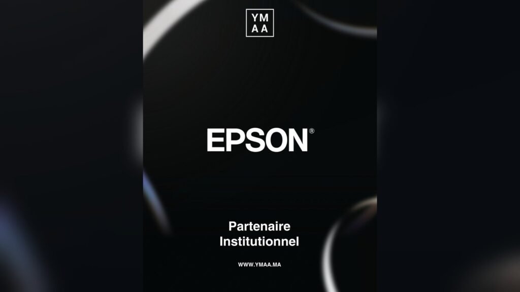 شعار Epson وشعار YMAA على خلفية سوداء مع نص شراكة مؤسسية