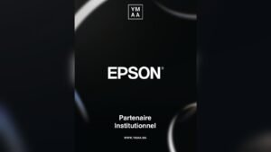 شعار Epson وشعار YMAA على خلفية سوداء مع نص شراكة مؤسسية