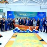 مجموعة من المسؤولين يقفون خلف لافتة إطلاق خدمة الخطوط الجوية الإثيوبية إلى ناكالا