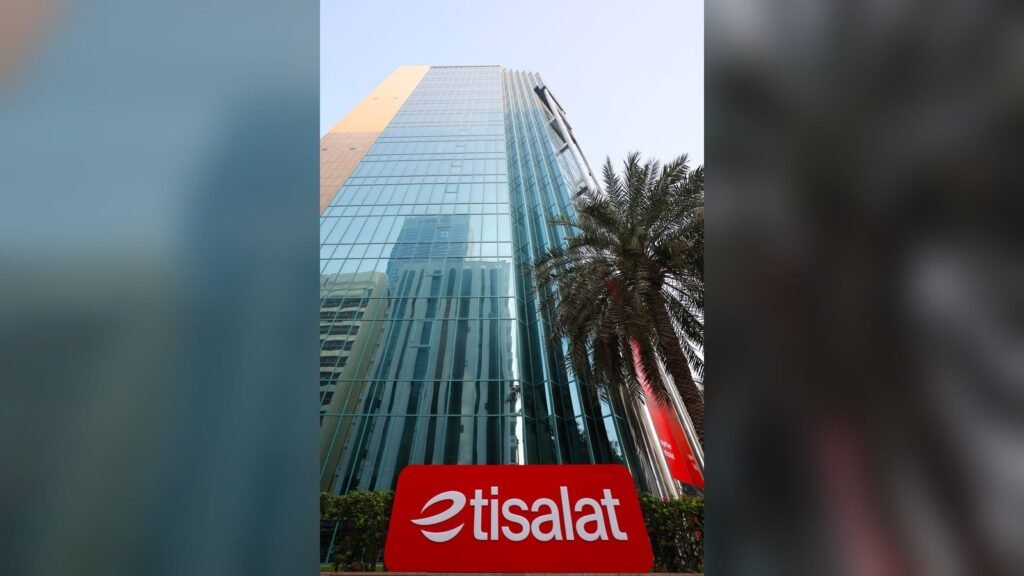Immeuble de bureaux Etisalat avec grand panneau de logo rouge
