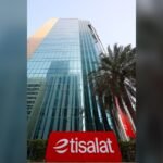 Immeuble de bureaux Etisalat avec grand panneau de logo rouge