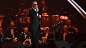 Fadel Shaker en el escenario Abu Bakr Salem de Riad durante su concierto de regreso