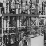 Tuyaux et équipements dans une usine pilote de dessalement d'eau de mer