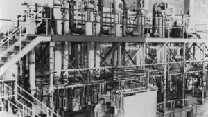 Tuyaux et équipements dans une usine pilote de dessalement d'eau de mer