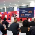Conférencier présentant des statistiques sur la croissance des écoles internationales