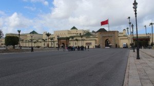 القصر الملكي بالرباط والعلم المغربي يرفرف فوق بوابته