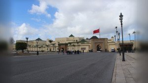 القصر الملكي بالرباط والعلم المغربي يرفرف فوق بوابته