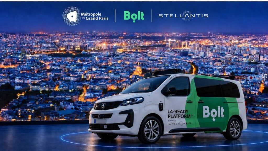 سيارة بيجو بيضاء وخضراء مع شعار Bolt أمام أضواء باريس الليلية