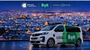 سيارة بيجو بيضاء وخضراء مع شعار Bolt أمام أضواء باريس الليلية