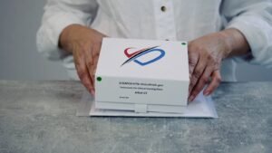 Caja de dispositivo médico etiquetada SCRATCH-HTN para ensayo clínico en universidad
