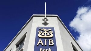 白色建筑物外立面上的蓝色和金色AIB银行标志及竖琴标志