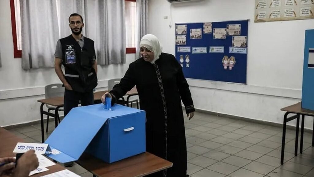 مشهد من مركز اقتراع إسرائيلي خلال انتخابات 2025