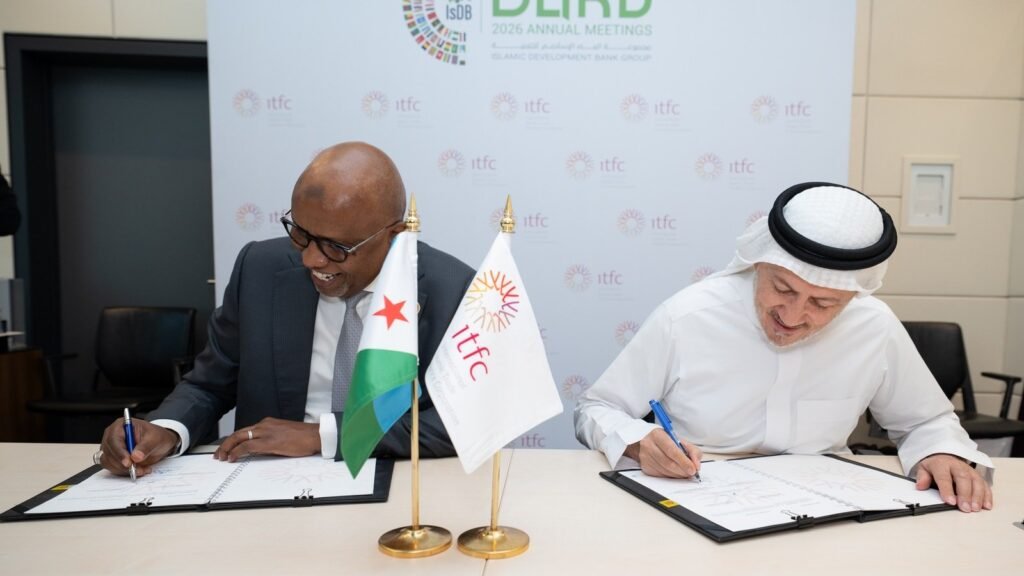 حفل توقيع رسمي بين مسؤولين في مؤتمر الهيئة الإسلامية للتمويل التجاري