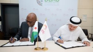 حفل توقيع رسمي بين مسؤولين في مؤتمر الهيئة الإسلامية للتمويل التجاري