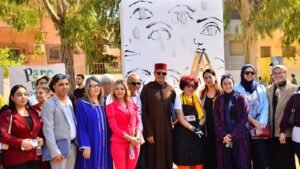 Groupe d'officiels et d'invités devant une installation artistique au festival Rues Art