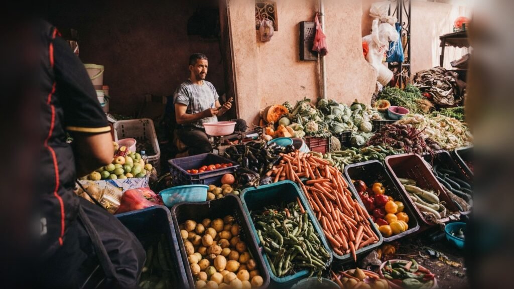 صورة لسوق بيع الخضار والفاكهة بمدينة مراكش المغربية