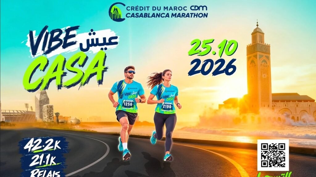 Deux coureurs en action au marathon Vibe Casablanca avec la mosquée Hassan II