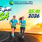 Deux coureurs en action au marathon Vibe Casablanca avec la mosquée Hassan II