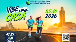 Deux coureurs en action au marathon Vibe Casablanca avec la mosquée Hassan II