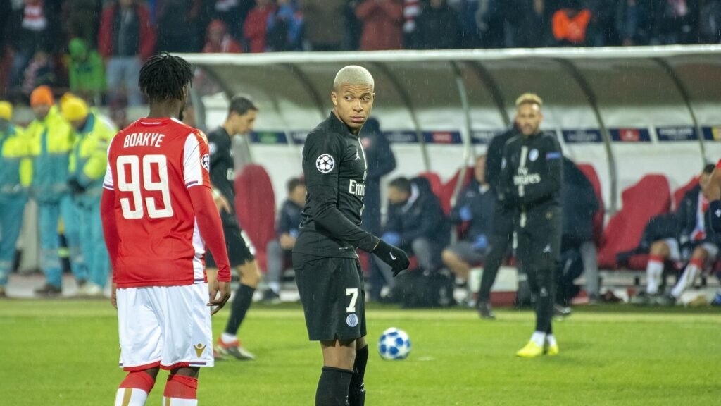 Kylian Mbappé fotografiado en un evento deportivo.
